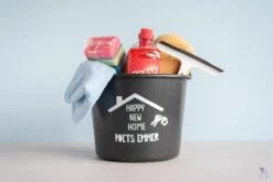 ByMi| Poetsemmer Happy New Home | Cadeautje Huis |Housewarming |Nieuwe Woning | Gepersonaliseerd -Schoonmaakmiddelen 1200x800 1